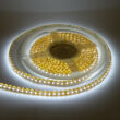 LED szalag, 3528, 60 SMD/m, vízálló, szilikon védő, meleg fehér